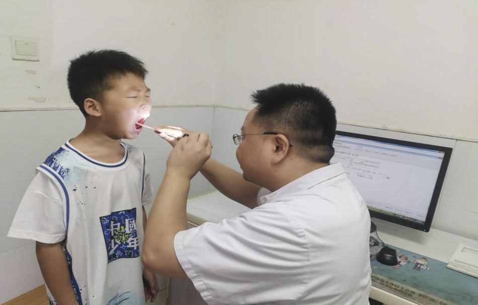 儿科蒋凯主任为患者进行仔细的查体_1.jpg
